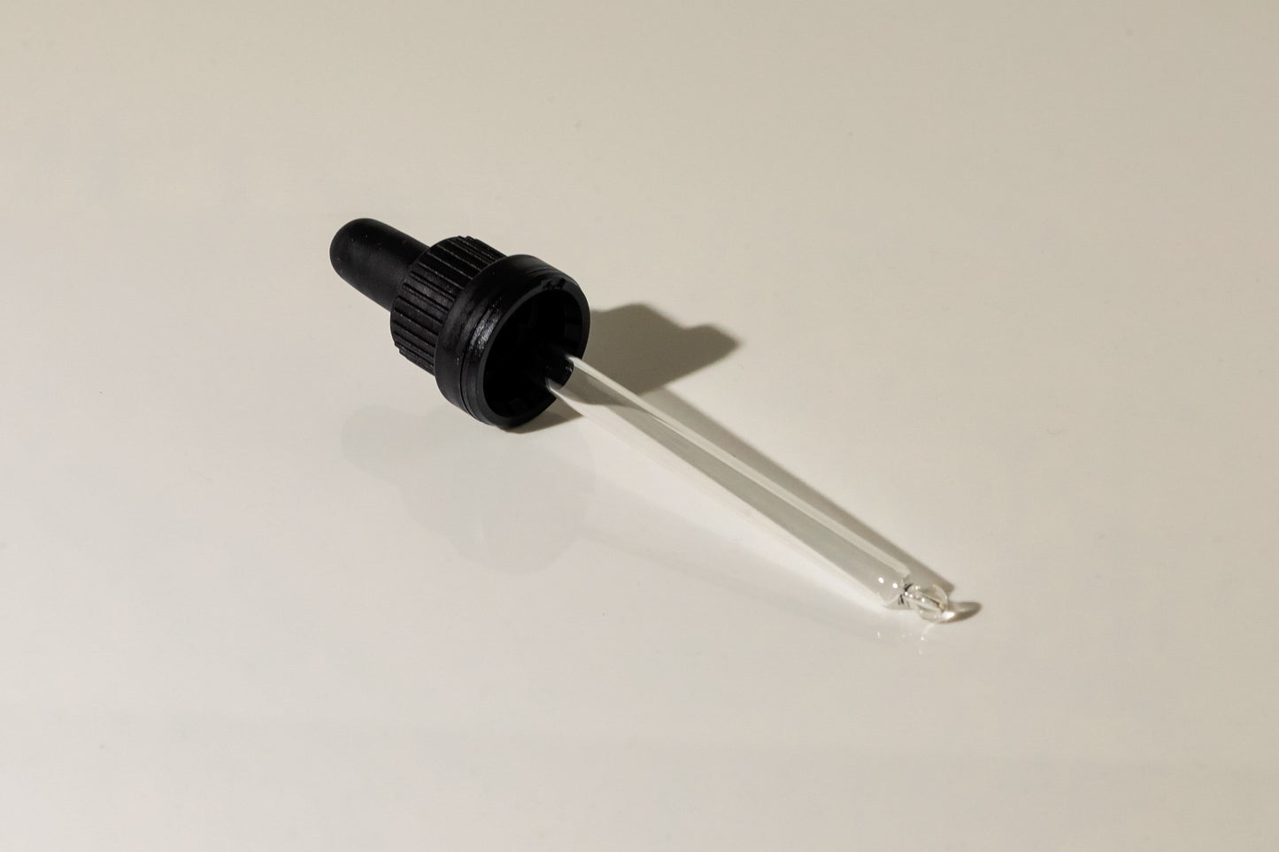 Elgiva London screw in pipette droppper - screws into the 50ml and 100ml Elgiva London bottles. Essential for controlling usage and minimising waste.